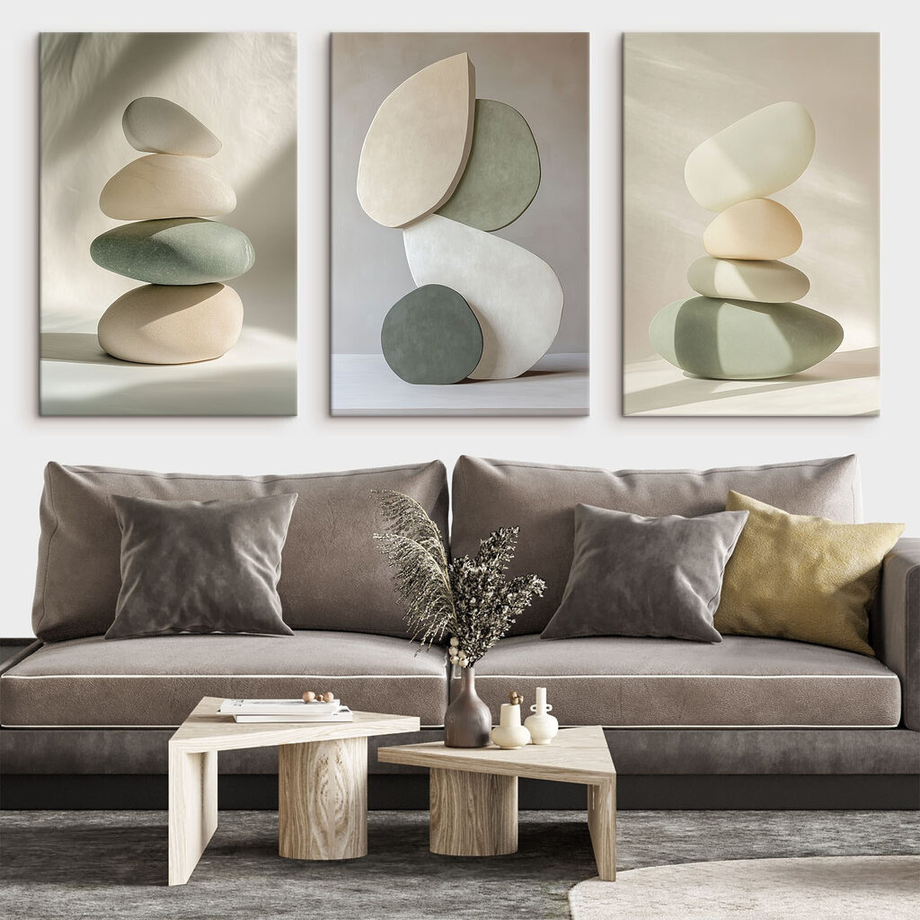 Een groep beelden in verschillende vormen in een interieur