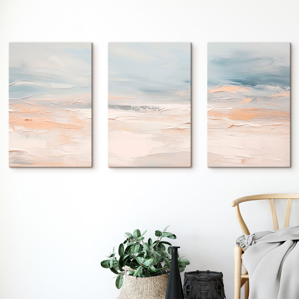 Een reeks schilderijen van een strand — interieur 1