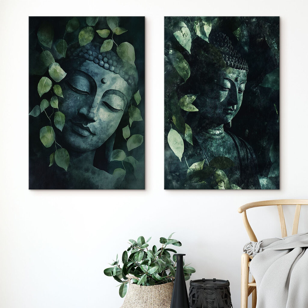 Een serene Boeddha te midden van weelderig gebladerte in een interieur