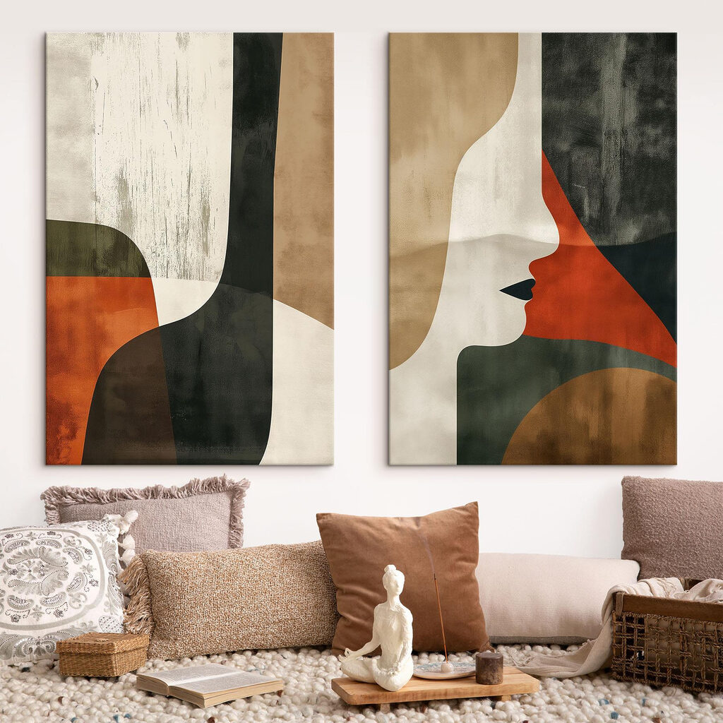 Een paar posters met gezichten van vrouwen — interieur 1