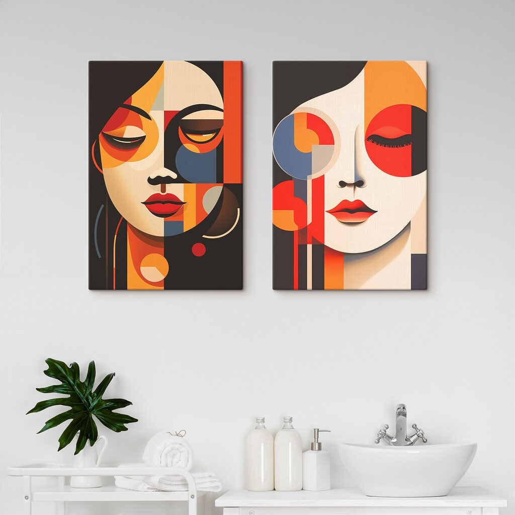 Een paar kunstwerken met gezichten van vrouwen in een interieur