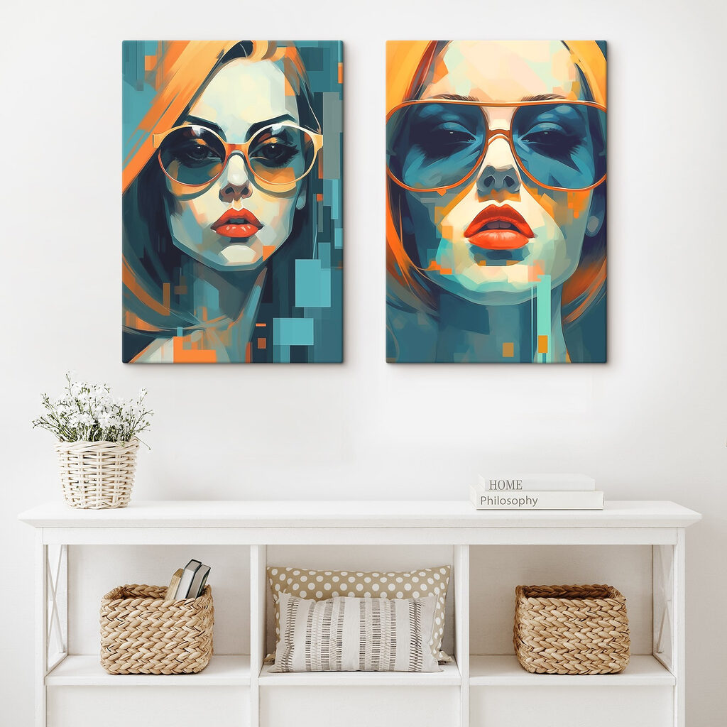 Vrouw met een zonnebril op in een interieur