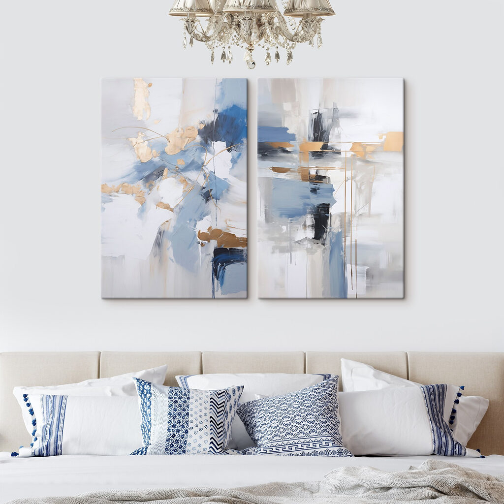 Twee schilderijen in blauw en wit in een interieur
