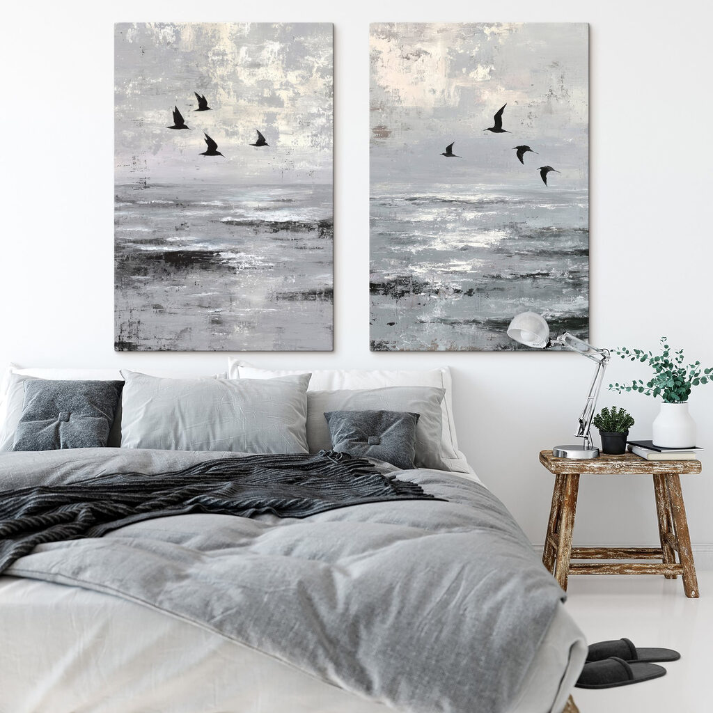 Een groep vogels die over het water vliegen in een interieur