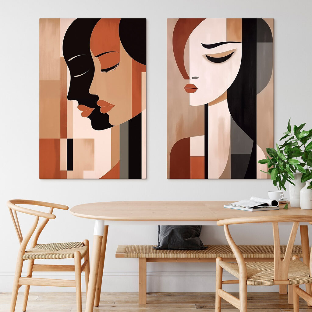 Twee schilderijen van vrouwen in verschillende kleuren in een interieur