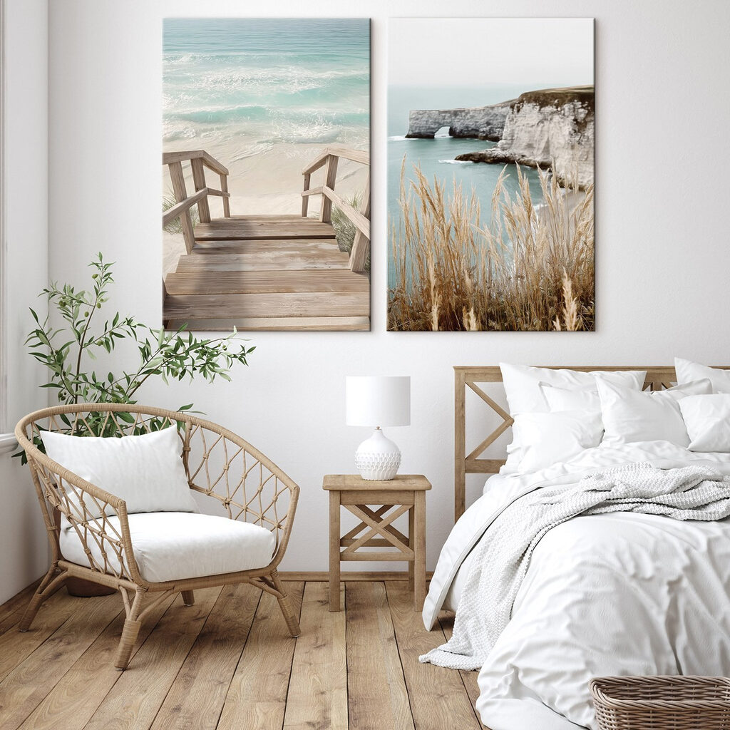 Houten loopbrug die naar het strand leidt in een interieur