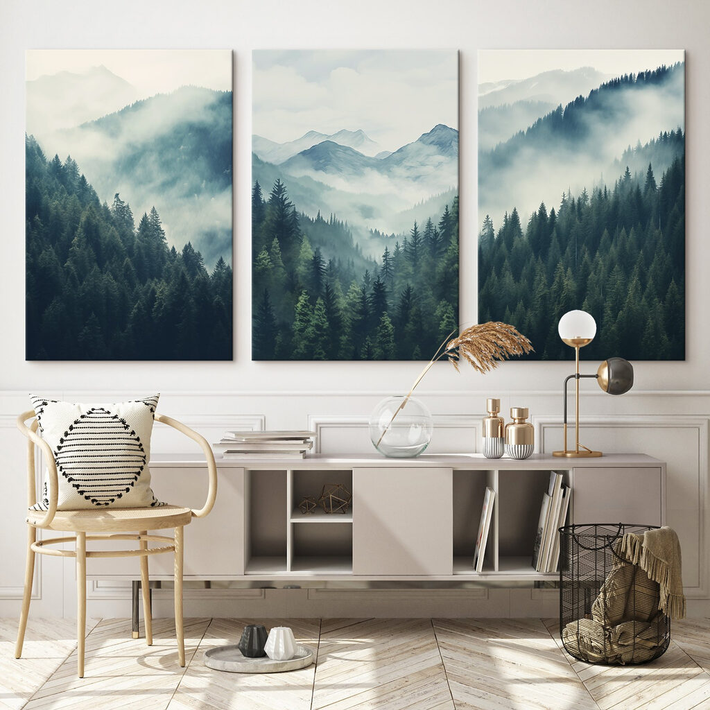 Bergketen met bomen en mist in een interieur