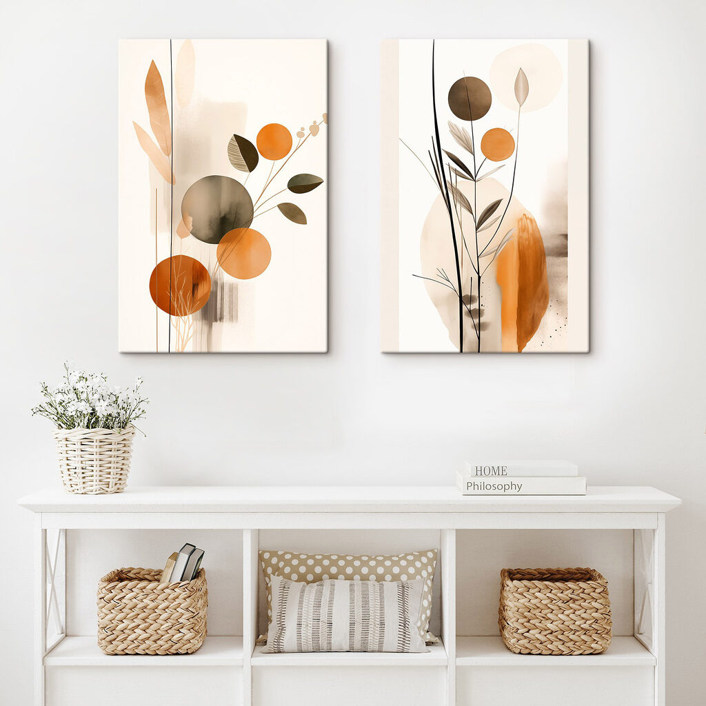 Abstracte bloemmotieven in warme tinten in een interieur