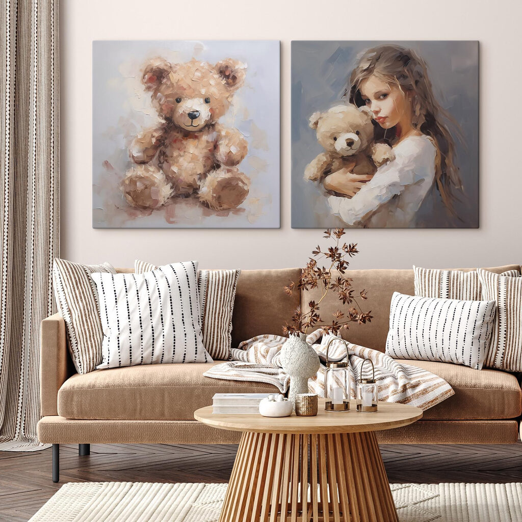 Meisje met een knuffelbeertje in haar armen in een interieur