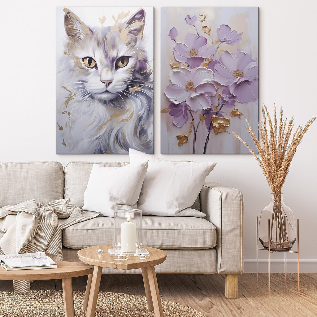 Een schilderij van een kat en een schilderij van bloemen in een interieur