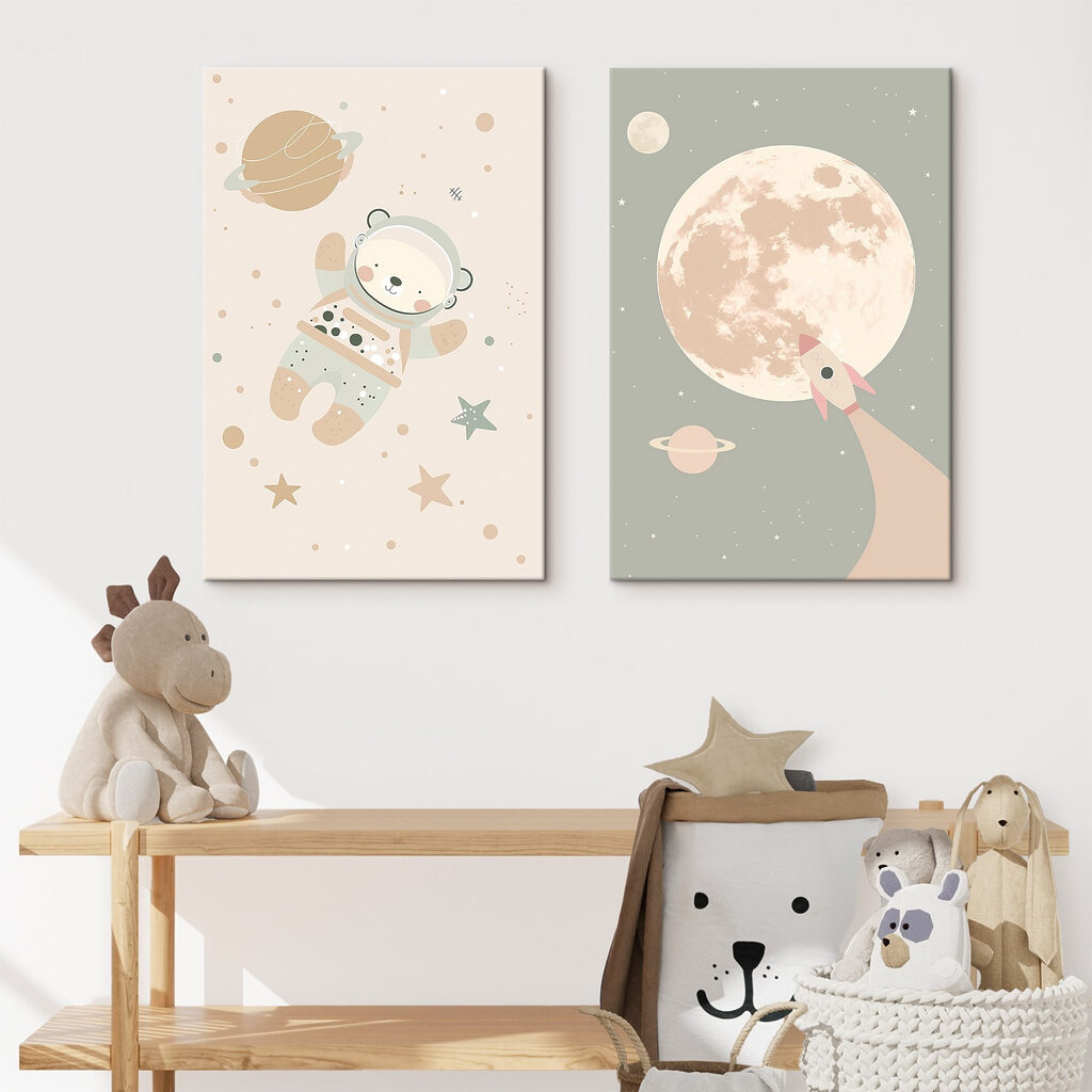 Twee posters van een beer en een raket in de ruimte in een interieur