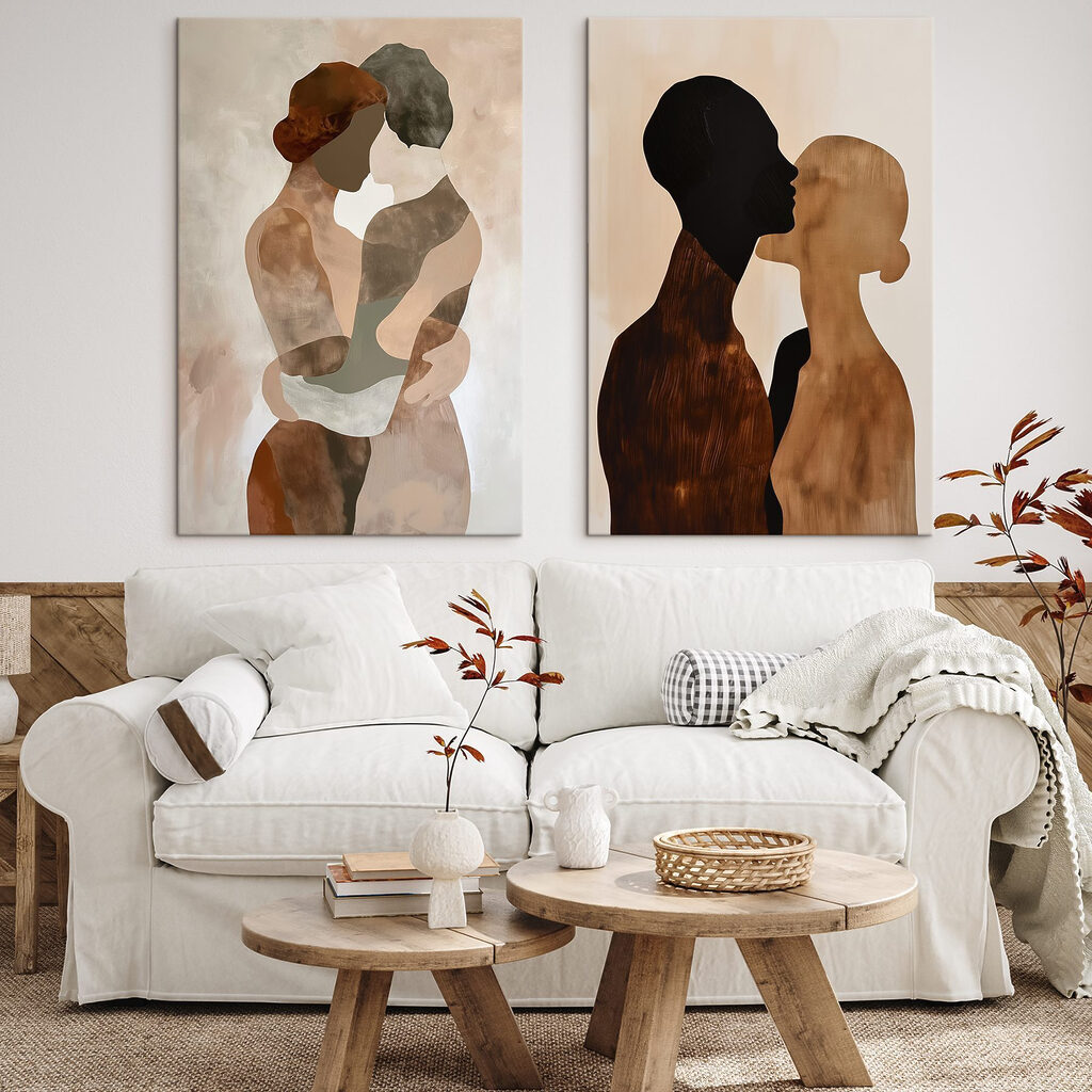 Twee foto's van een paar mensen in een interieur