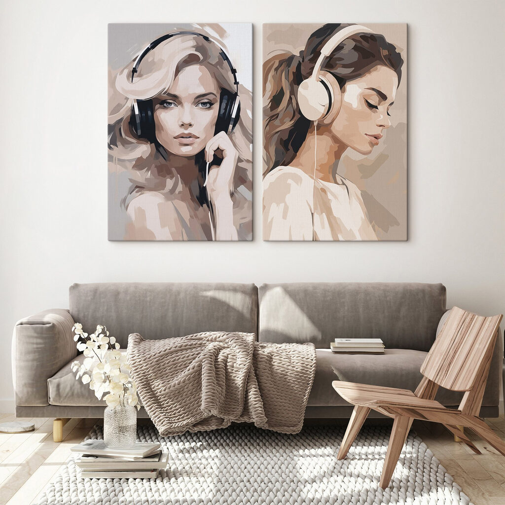Vrouw met een koptelefoon op — interieur 2