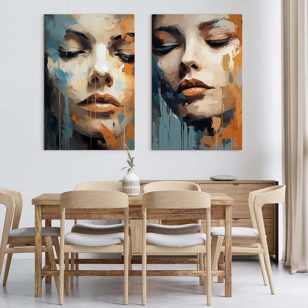 Het gezicht van een vrouw met oranje en blauwe verf in een interieur