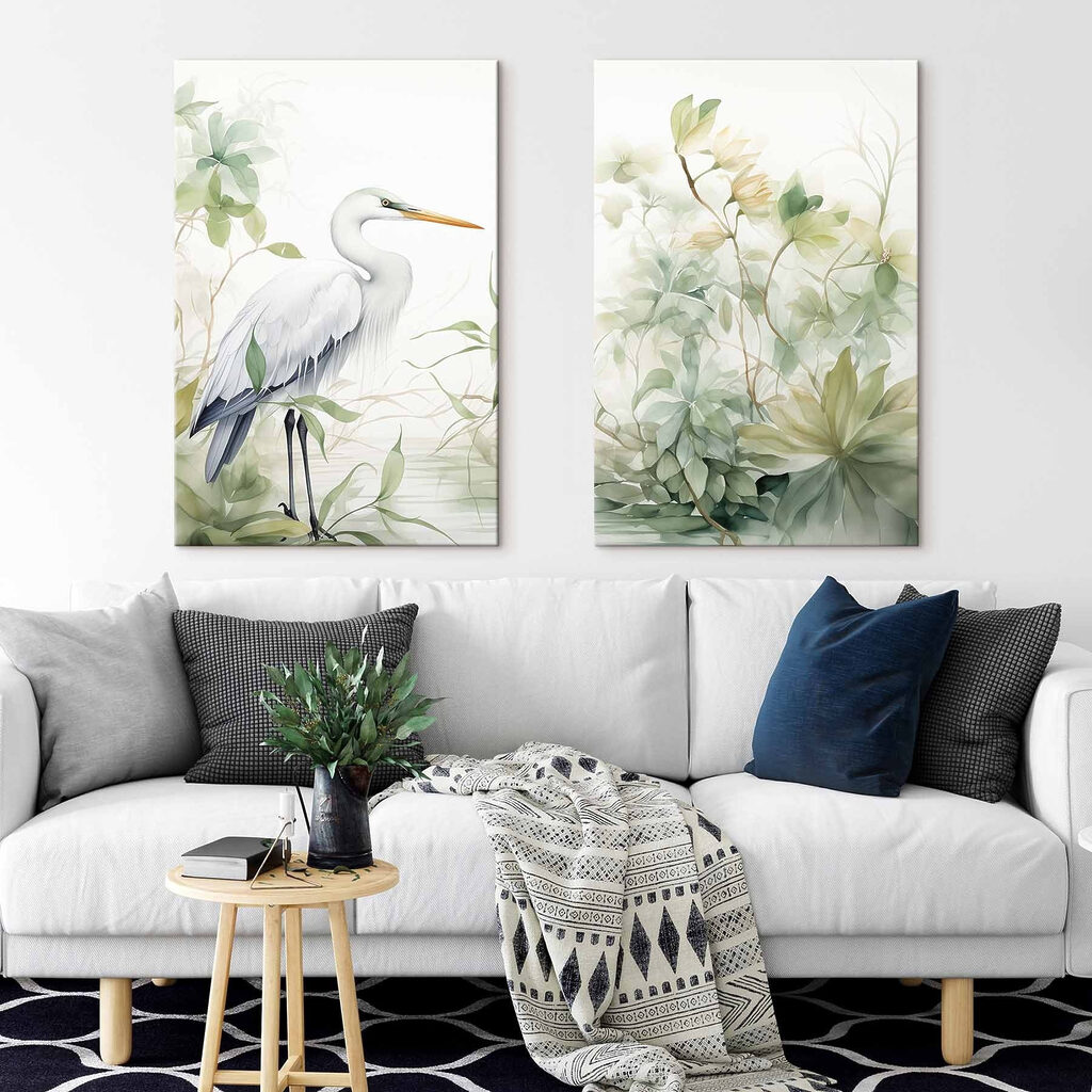 Witte vogel met een lange snavel, staande voor een plant in een interieur
