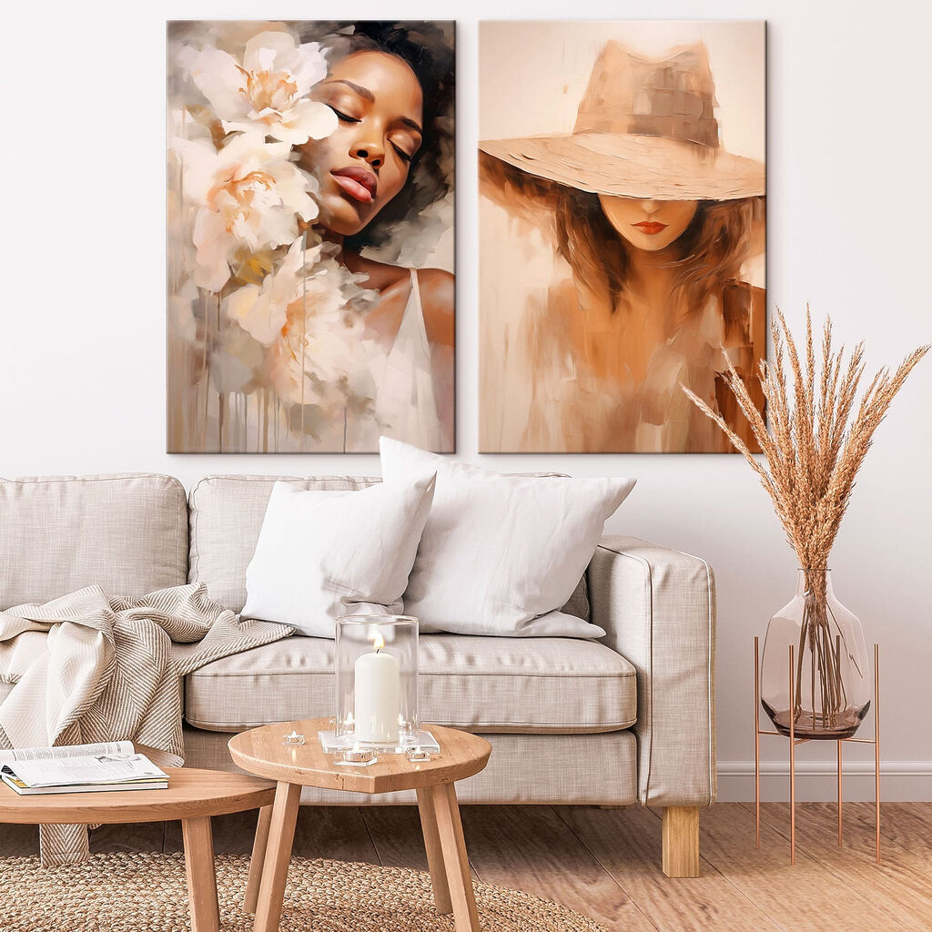 Een schilderij van een vrouw en een schilderij van een vrouw in een interieur
