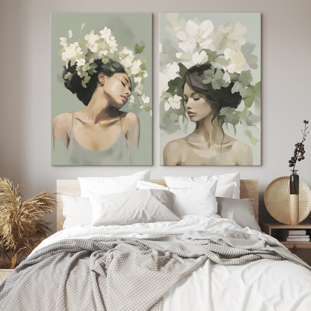 Vrouw met bloemen in haar haar in een interieur