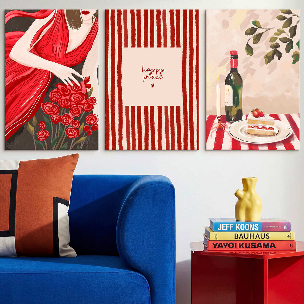 Collage van een vrouw die een boeket rozen en een kaars vasthoudt in een interieur