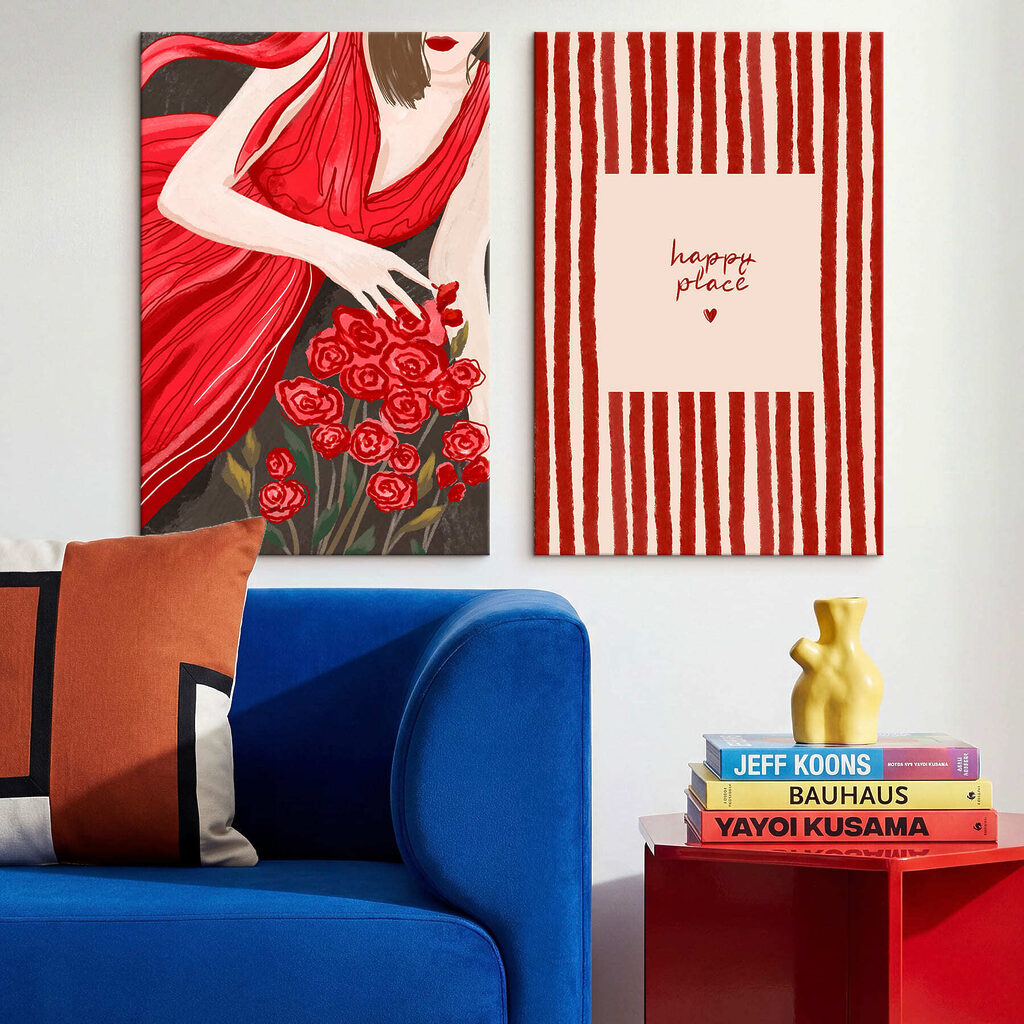 Vrouw in een rode jurk met bloemen in haar handen in een interieur