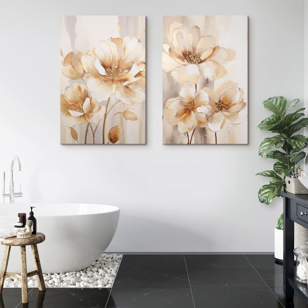 Twee schilderijen van bloemen op een beige achtergrond in een interieur