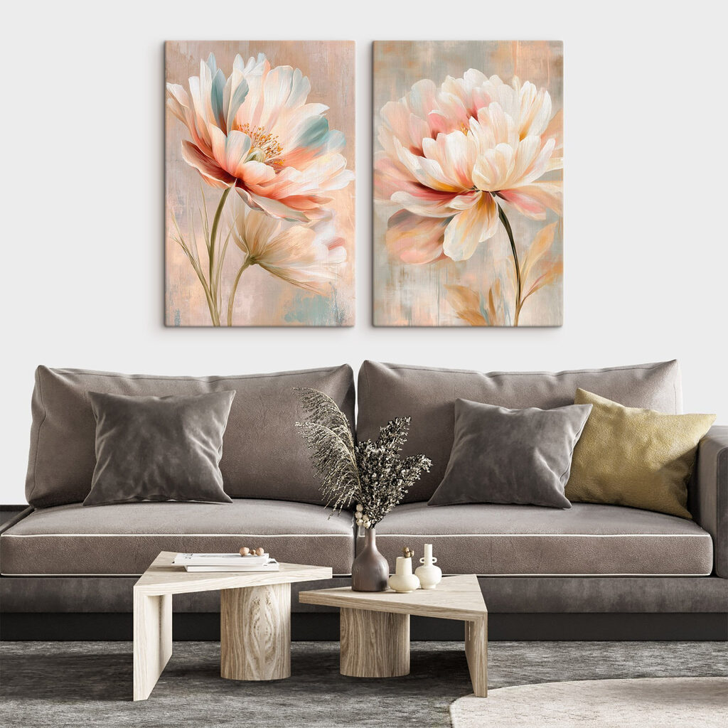 Verfijnde bloesems in zachte tinten in een interieur