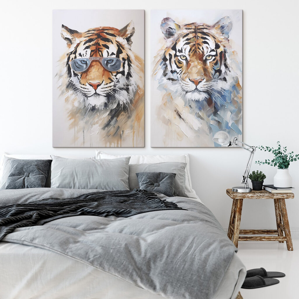 Twee foto's van tijgers met een zonnebril op in een interieur
