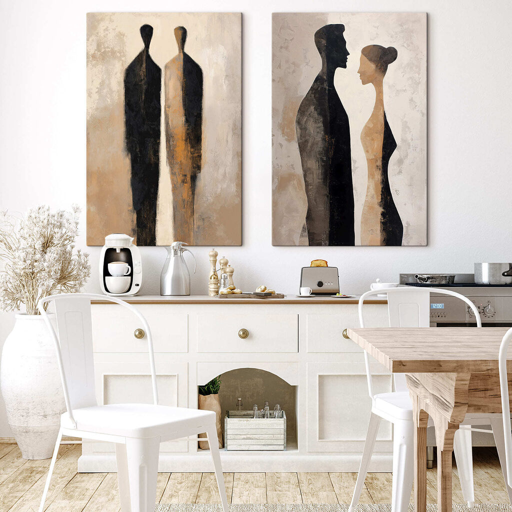 Een paar mensen die naar elkaar kijken in een interieur