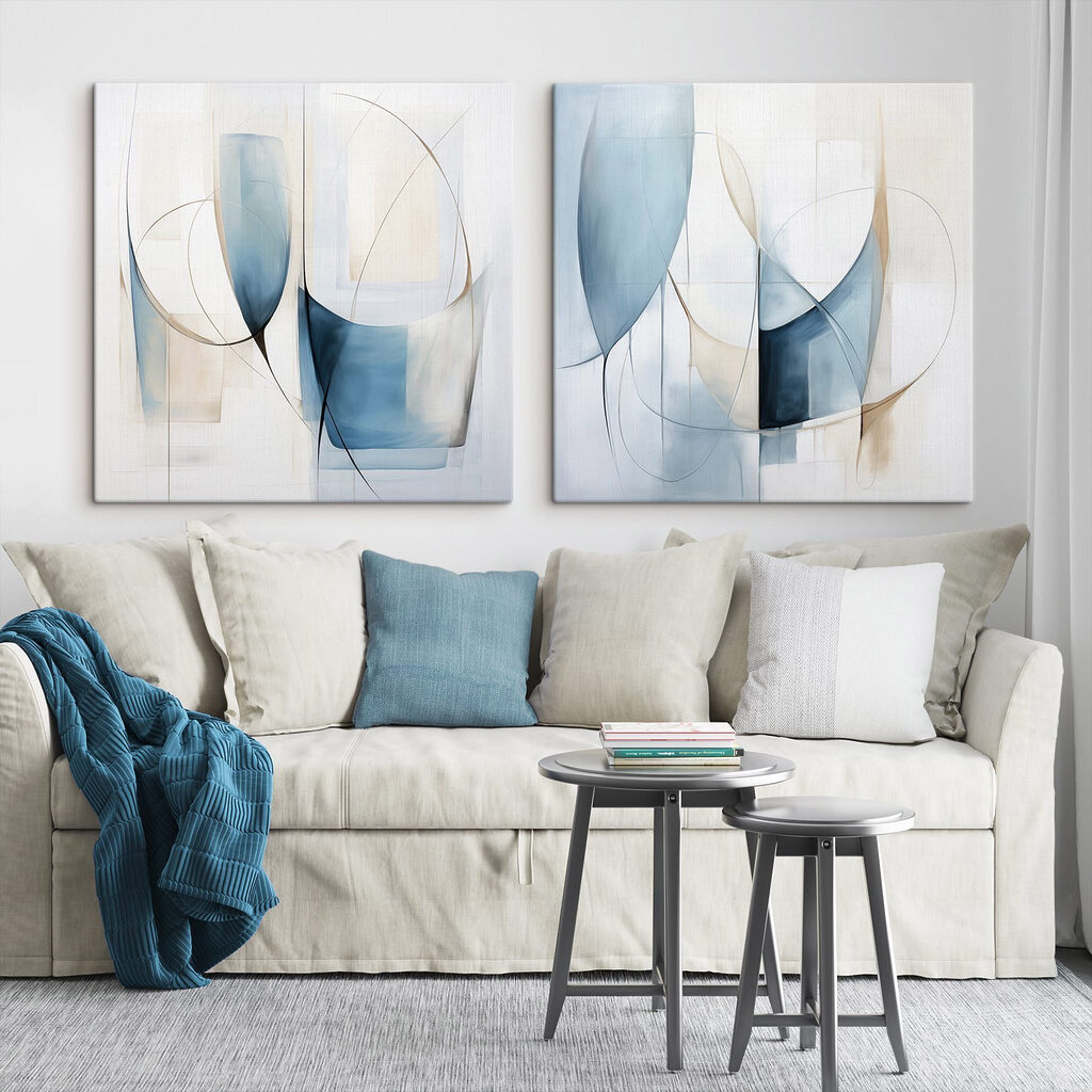 Een paar schilderijen in verschillende vormen in een interieur