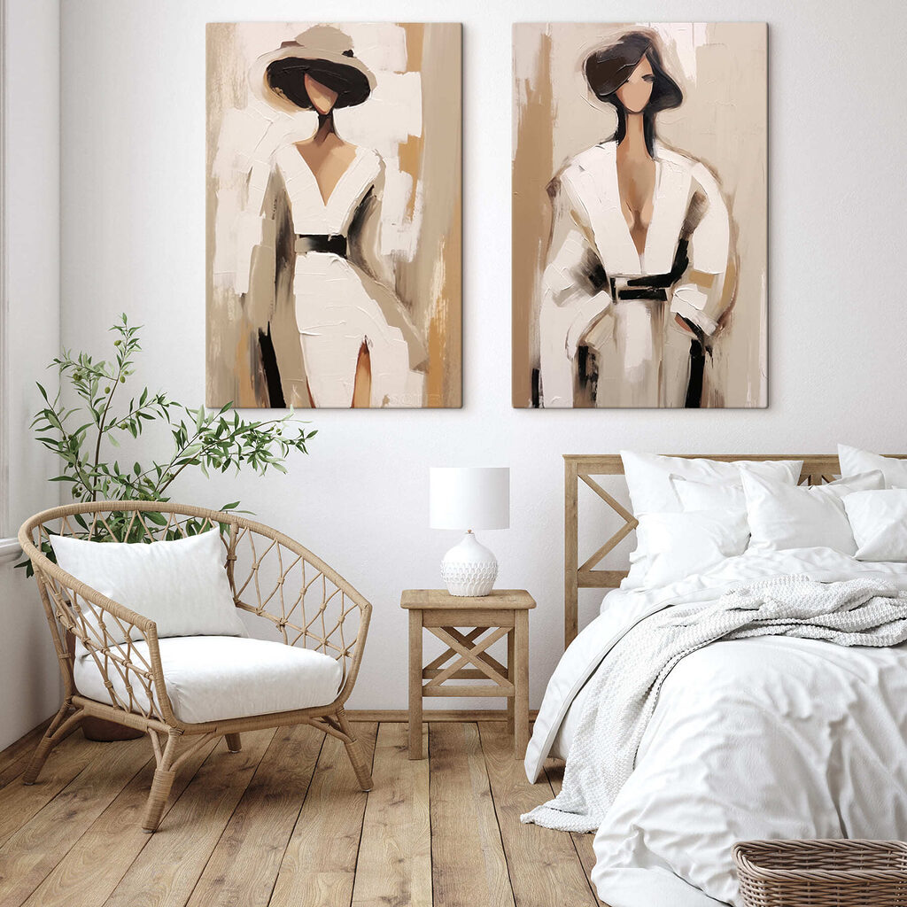 Twee schilderijen van een vrouw in het wit in een interieur