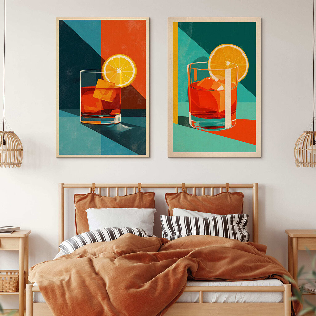 Twee foto's van een drankje met ijsblokjes en een citroen in een interieur