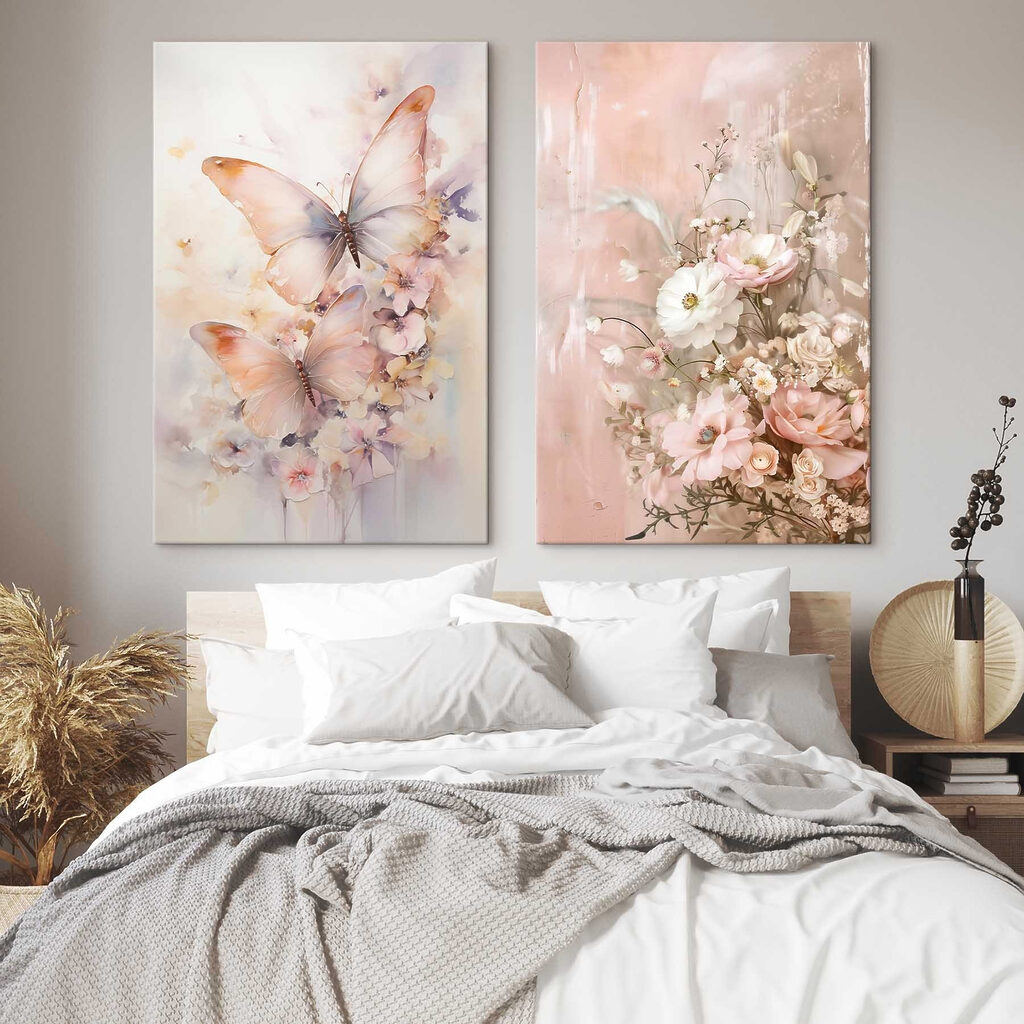 Twee schilderijen van bloemen en vlinders in een interieur