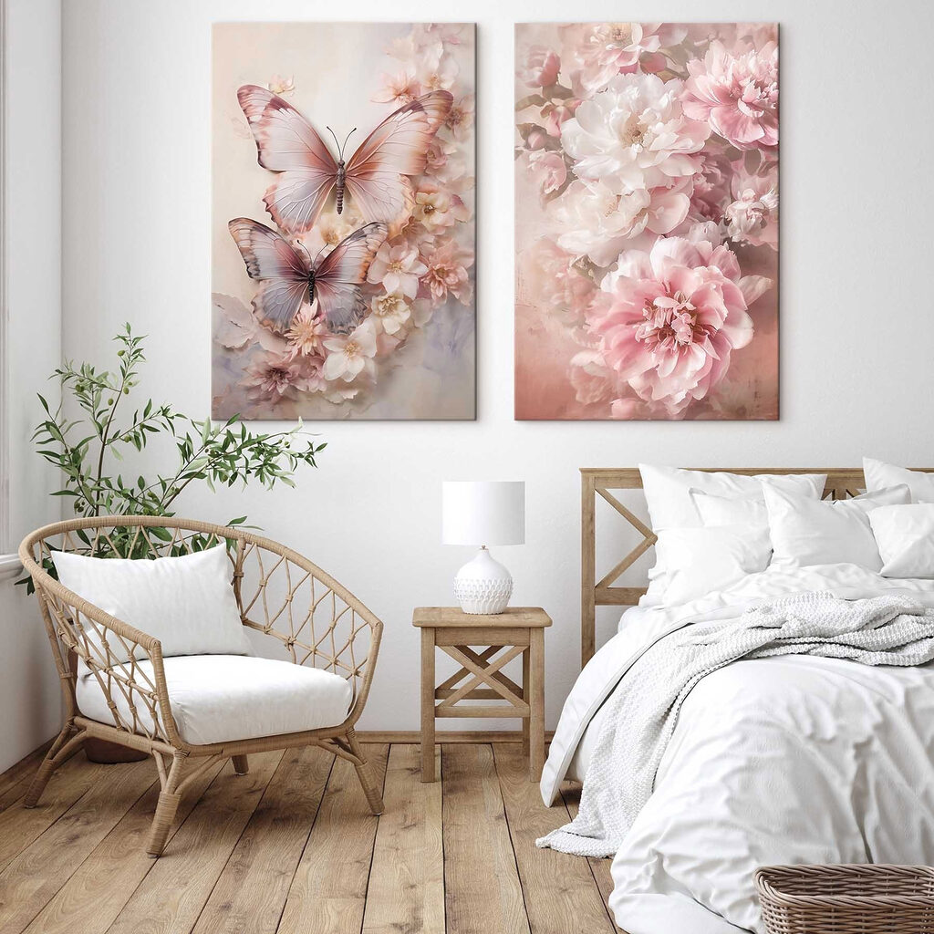 Twee vlinders op een bloem in een interieur