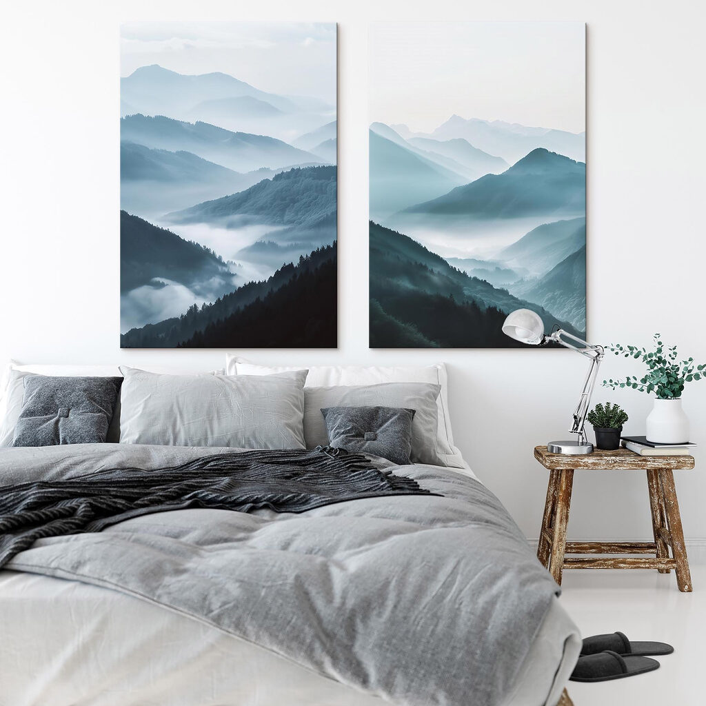Collage van bergen in de mist in een interieur
