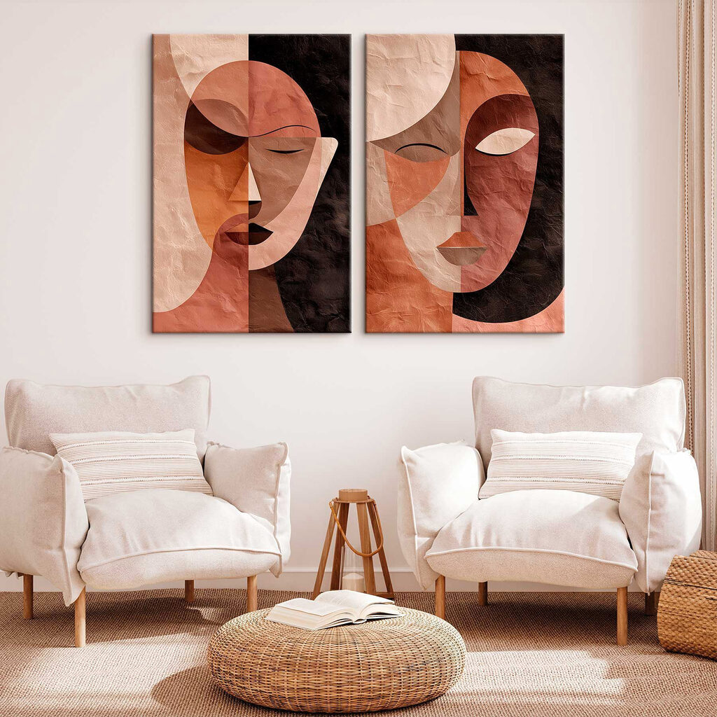 Een paar gezichten in verschillende kleuren in een interieur