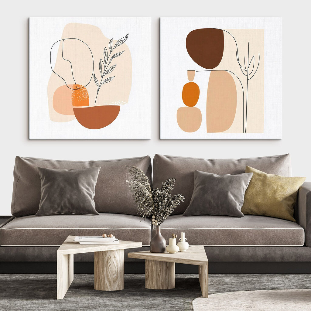 Een paar schilderijen van een vrouw en een plant — interieur 1