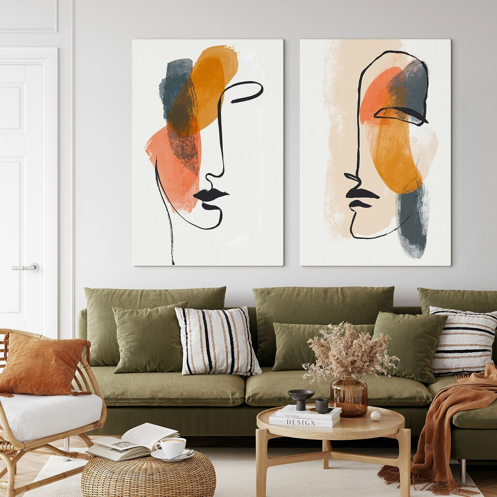 Twee gezichten getekend op papier in een interieur