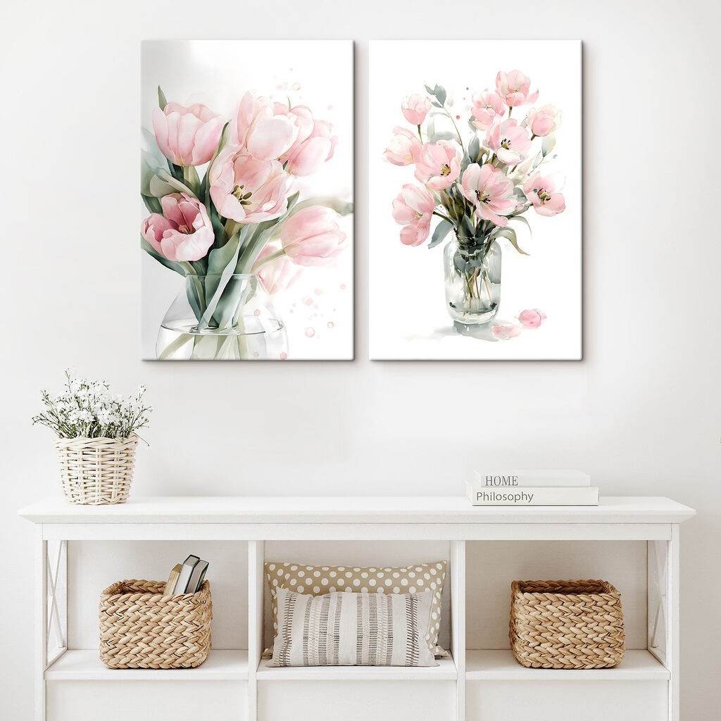 Een paar roze bloemen in een vaas in een interieur