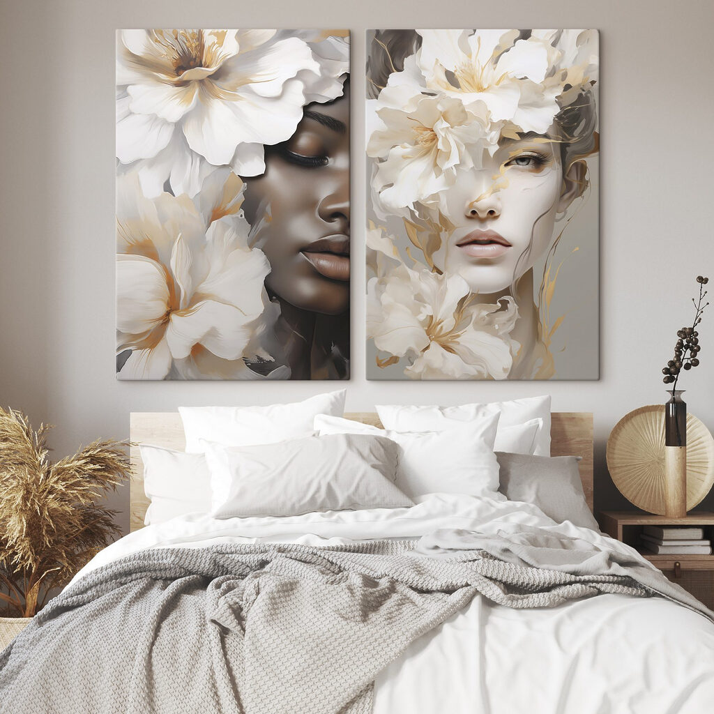 Vrouw met bloemen rondom haar gezicht in een interieur