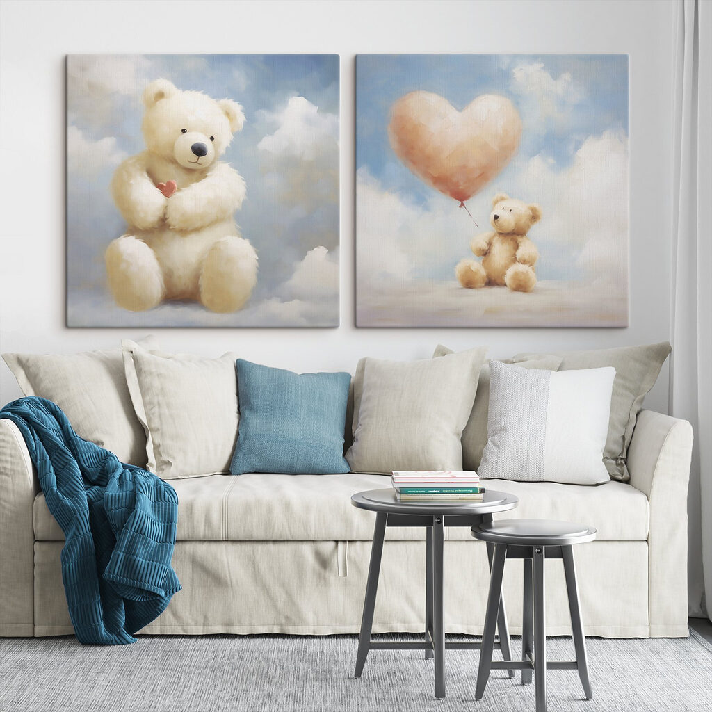 Twee foto's van een teddybeer met een ballon in zijn hand in een interieur