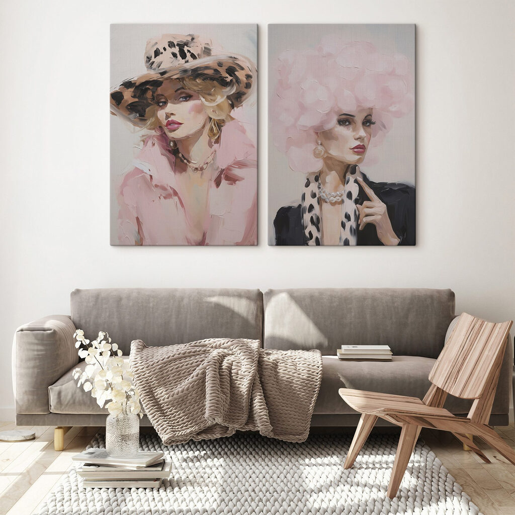 Collage van een vrouw met een roze hoed in een interieur