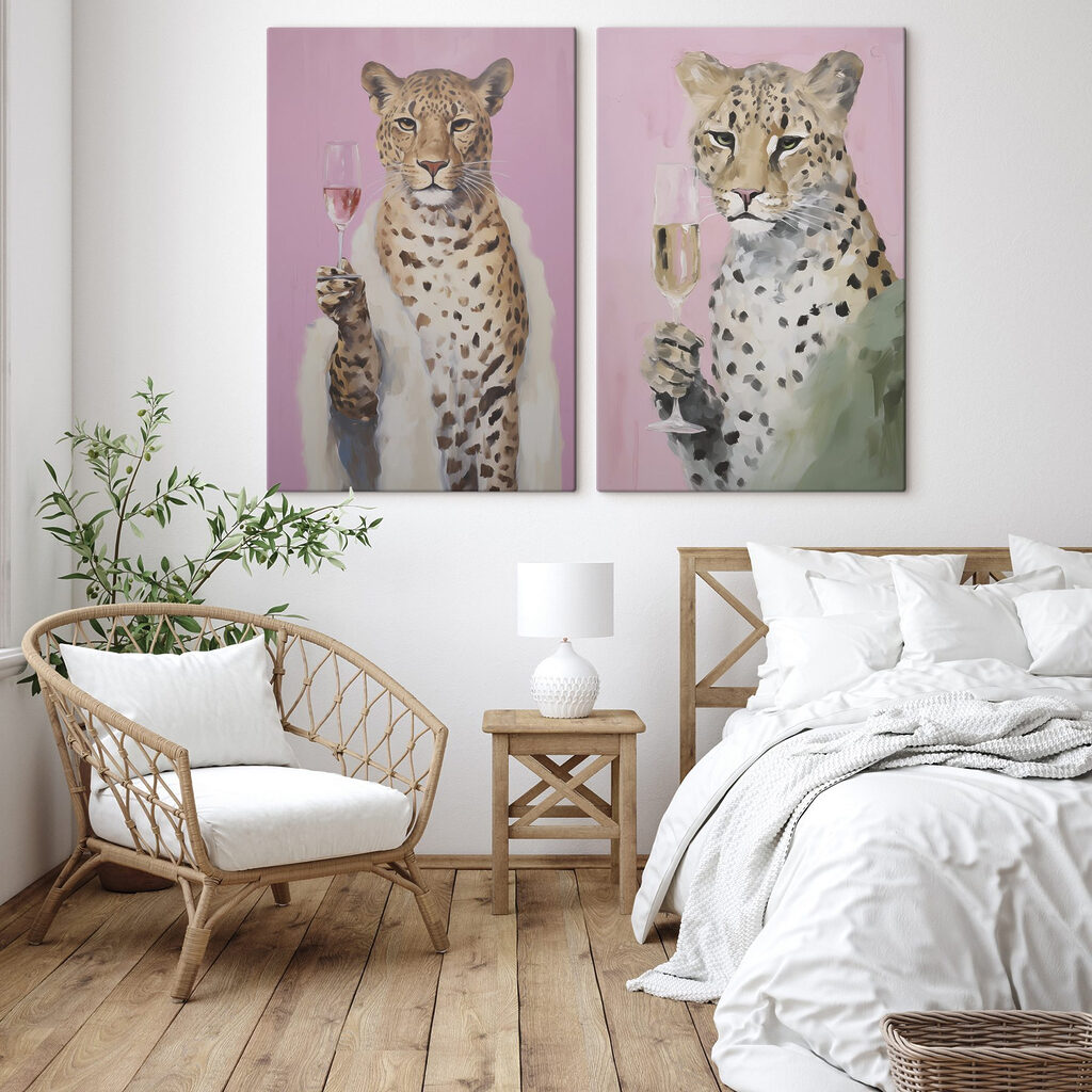Schilderij van een cheeta met een glas wijn in zijn poot in een interieur