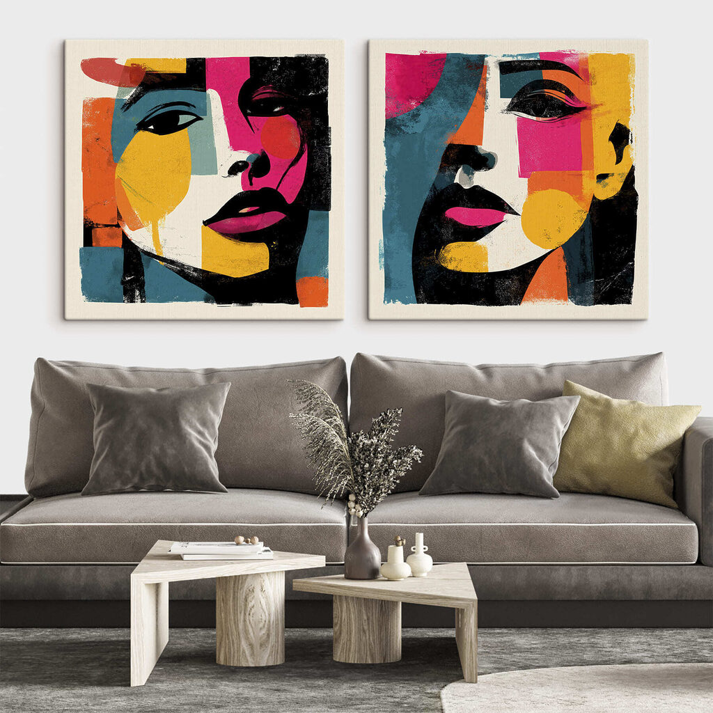 Een paar posters met gezichten van vrouwen — interieur 2