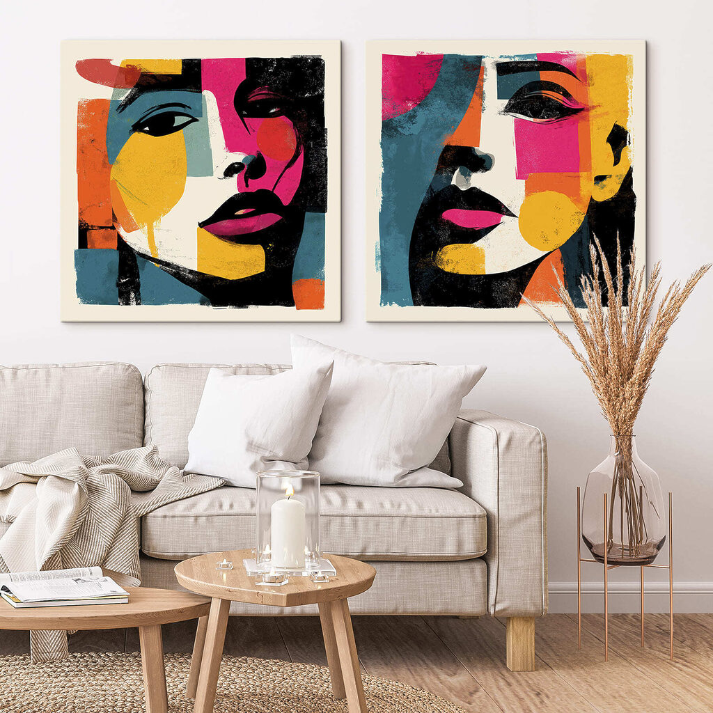 Een paar posters met gezichten van vrouwen — interieur 1
