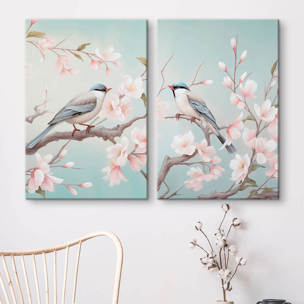 Een paar vogels op een tak met bloemen in een interieur