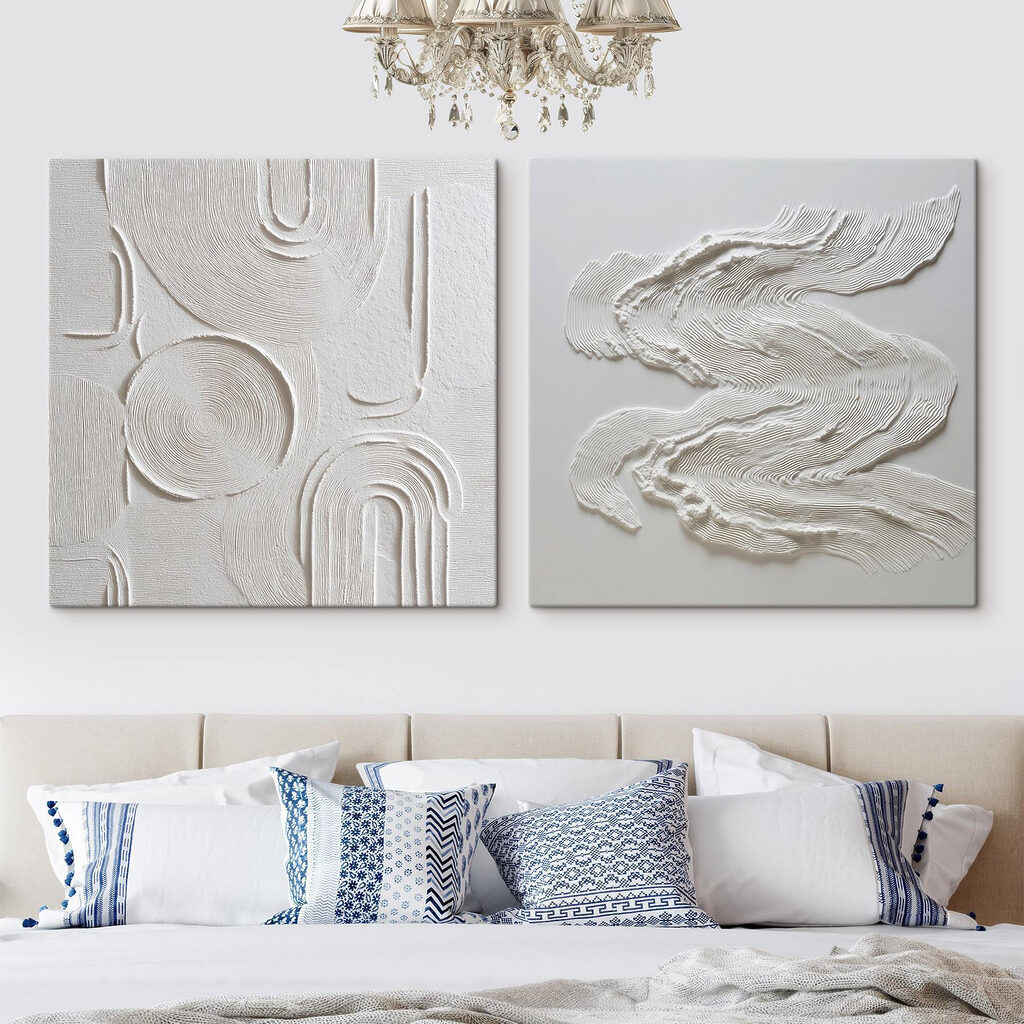 Ingewikkelde patronen in zachte witte tinten in een interieur