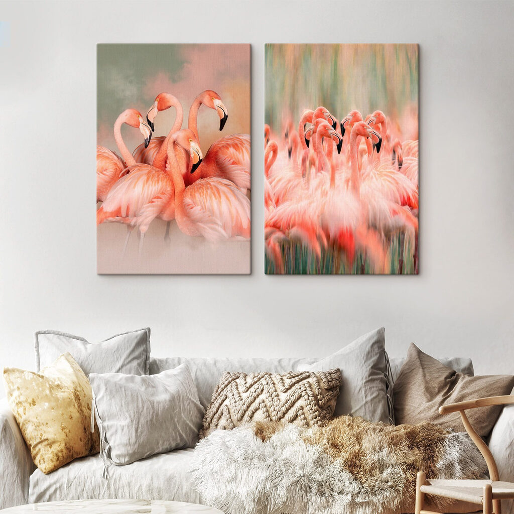 Een groep flamingo's die bij elkaar staan in een interieur