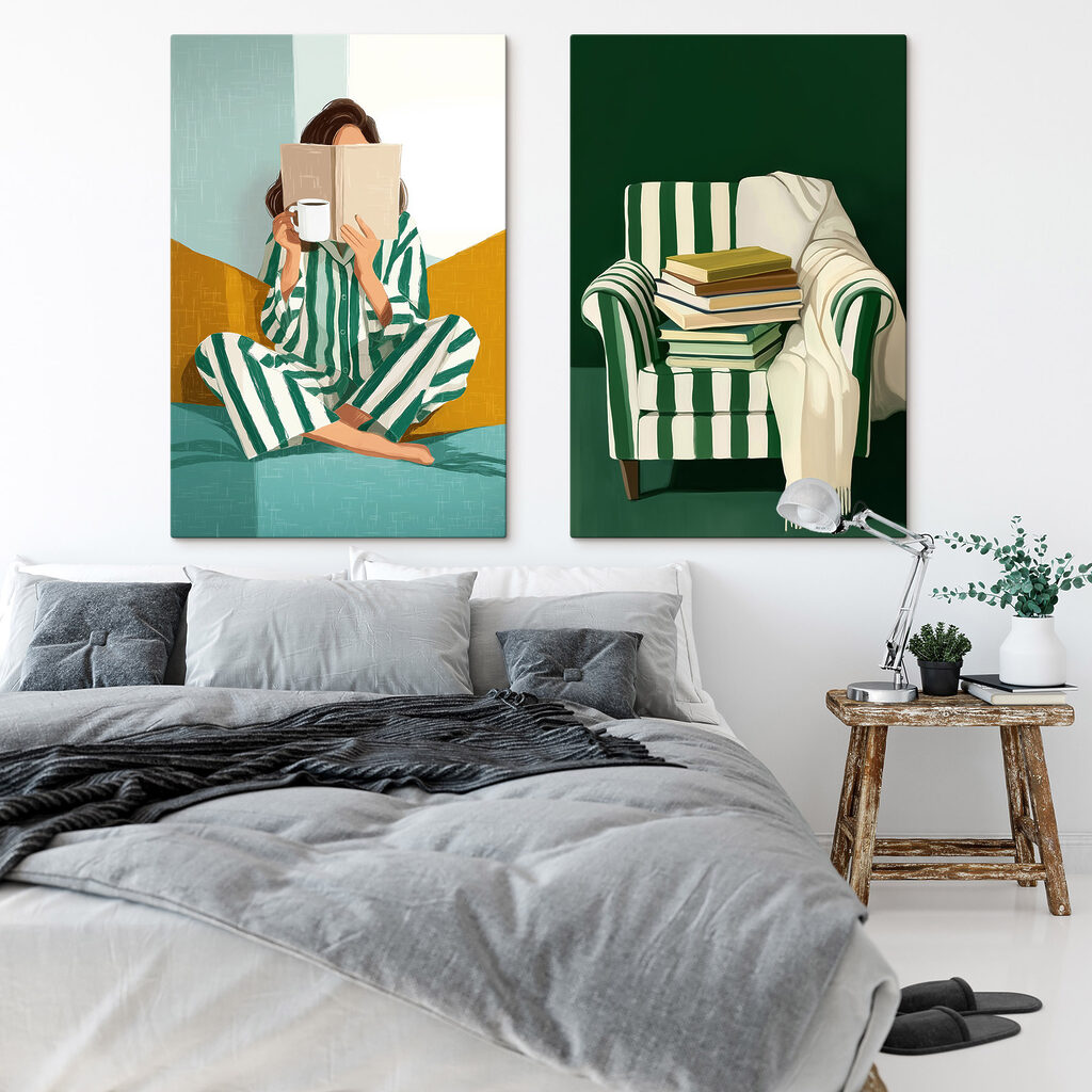 Vrouw in pyjama die een boek leest en een stapel boeken in een interieur
