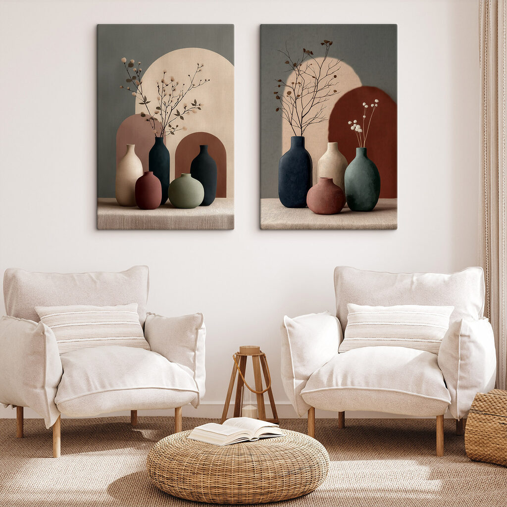 Een groep vazen met bloemen erin in een interieur