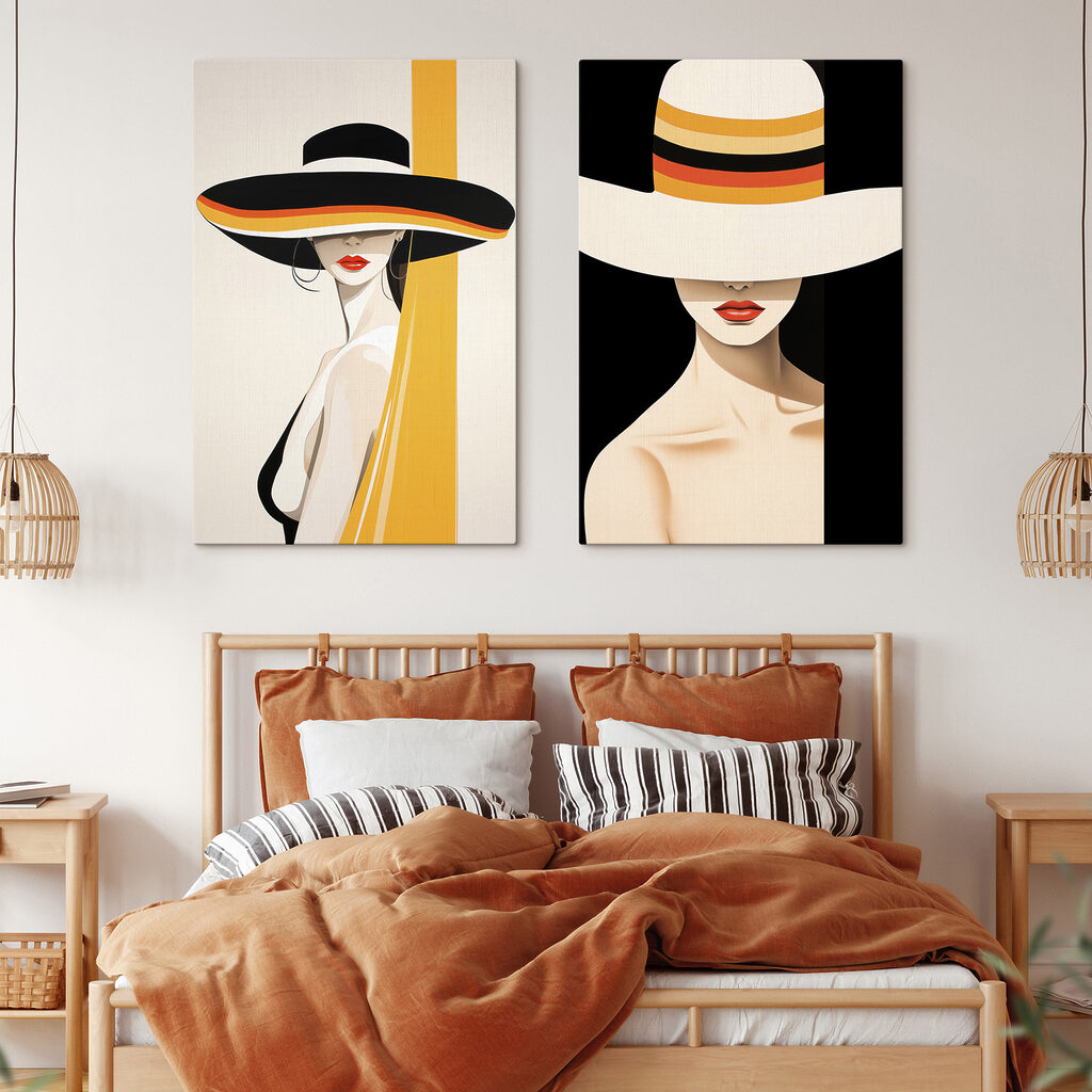 Vrouw met een hoed op in een interieur