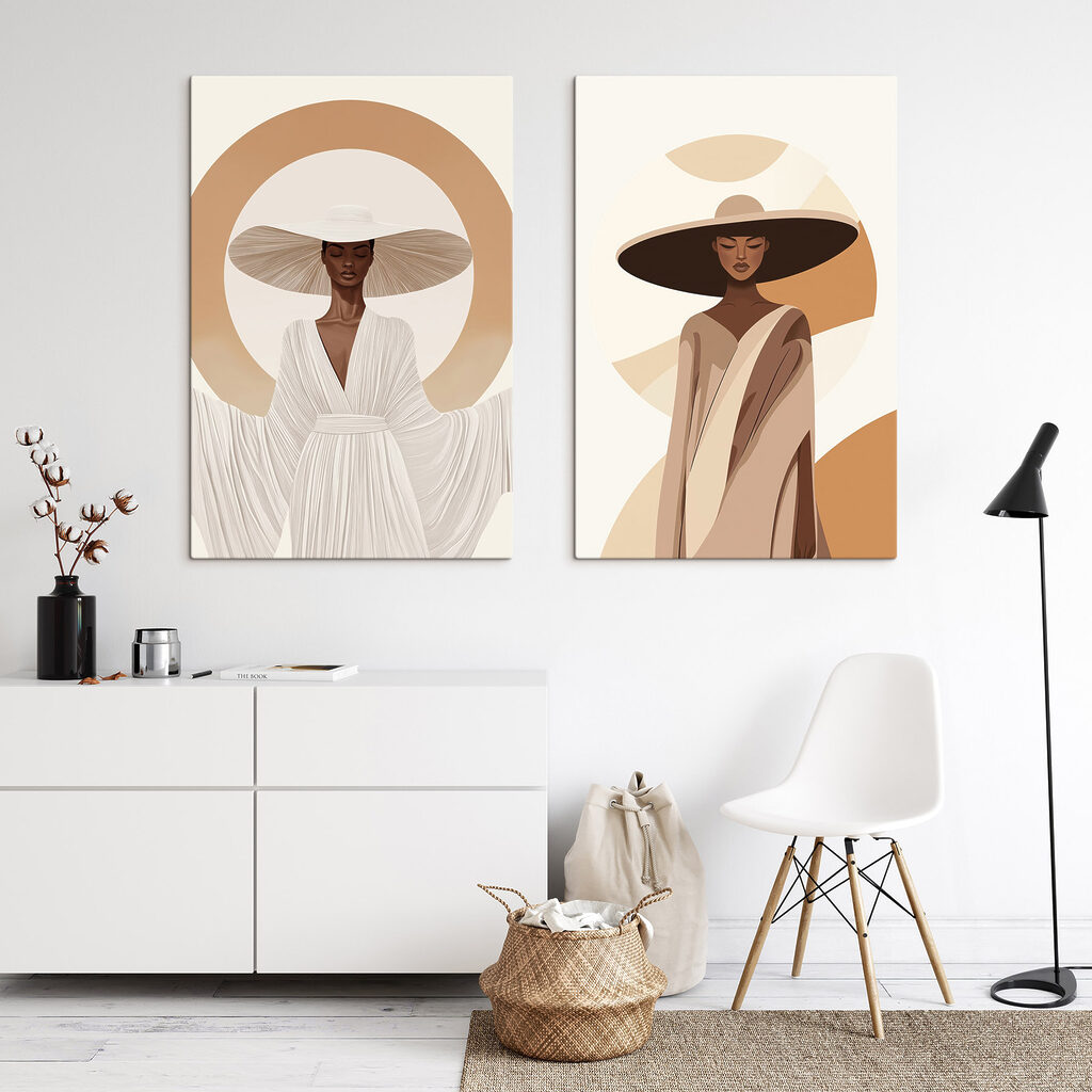 Vrouw met een hoed en een gewaad in een interieur